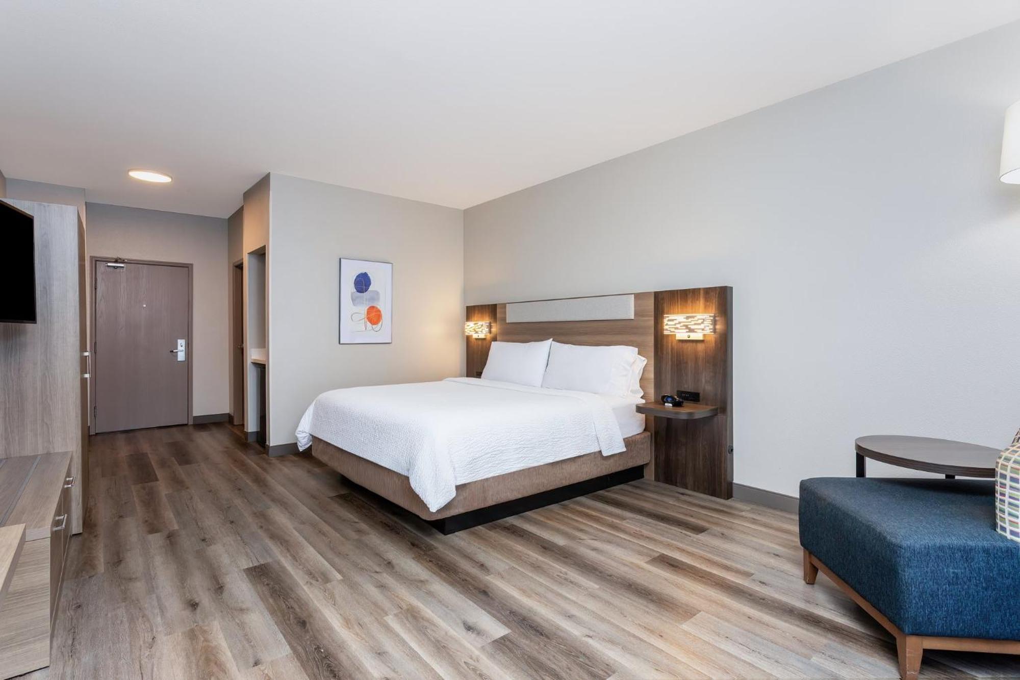 Standard King Room with Mobility Accessible Tub