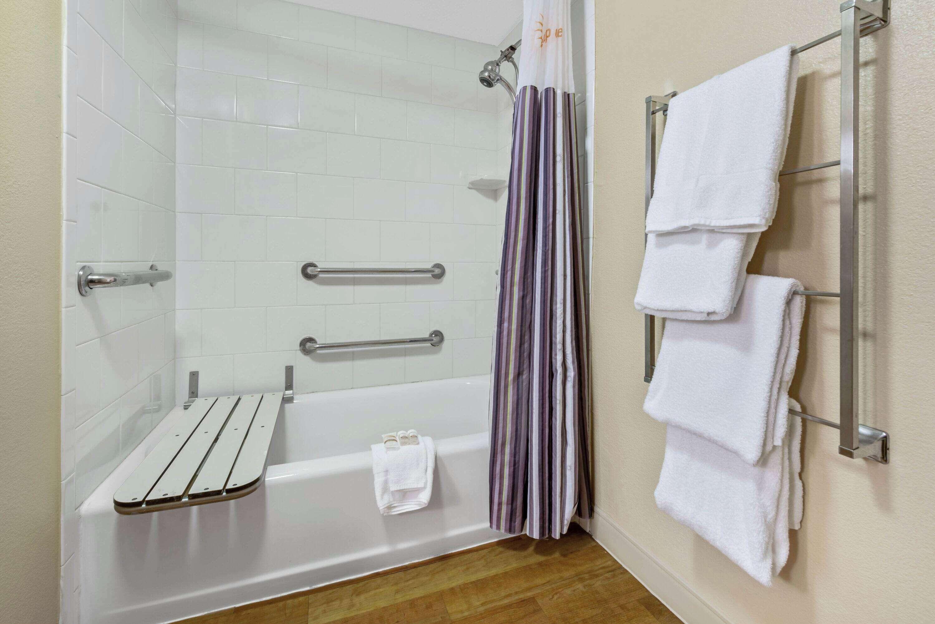 Double Room Bath Tub Mobility Accessible or Non-Smoking