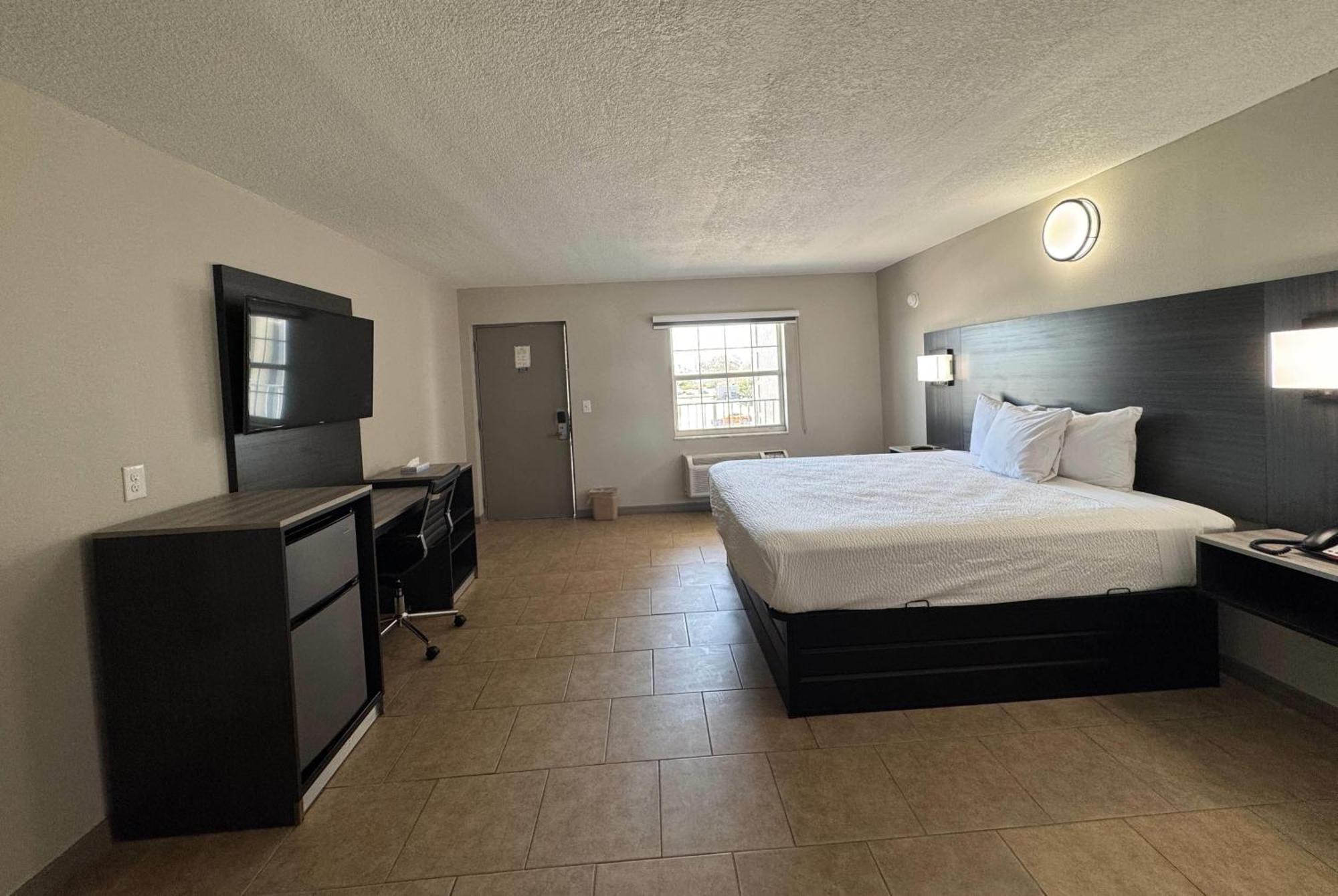 King Room with Roll-In Shower - Mobility Access/Non-Smoking