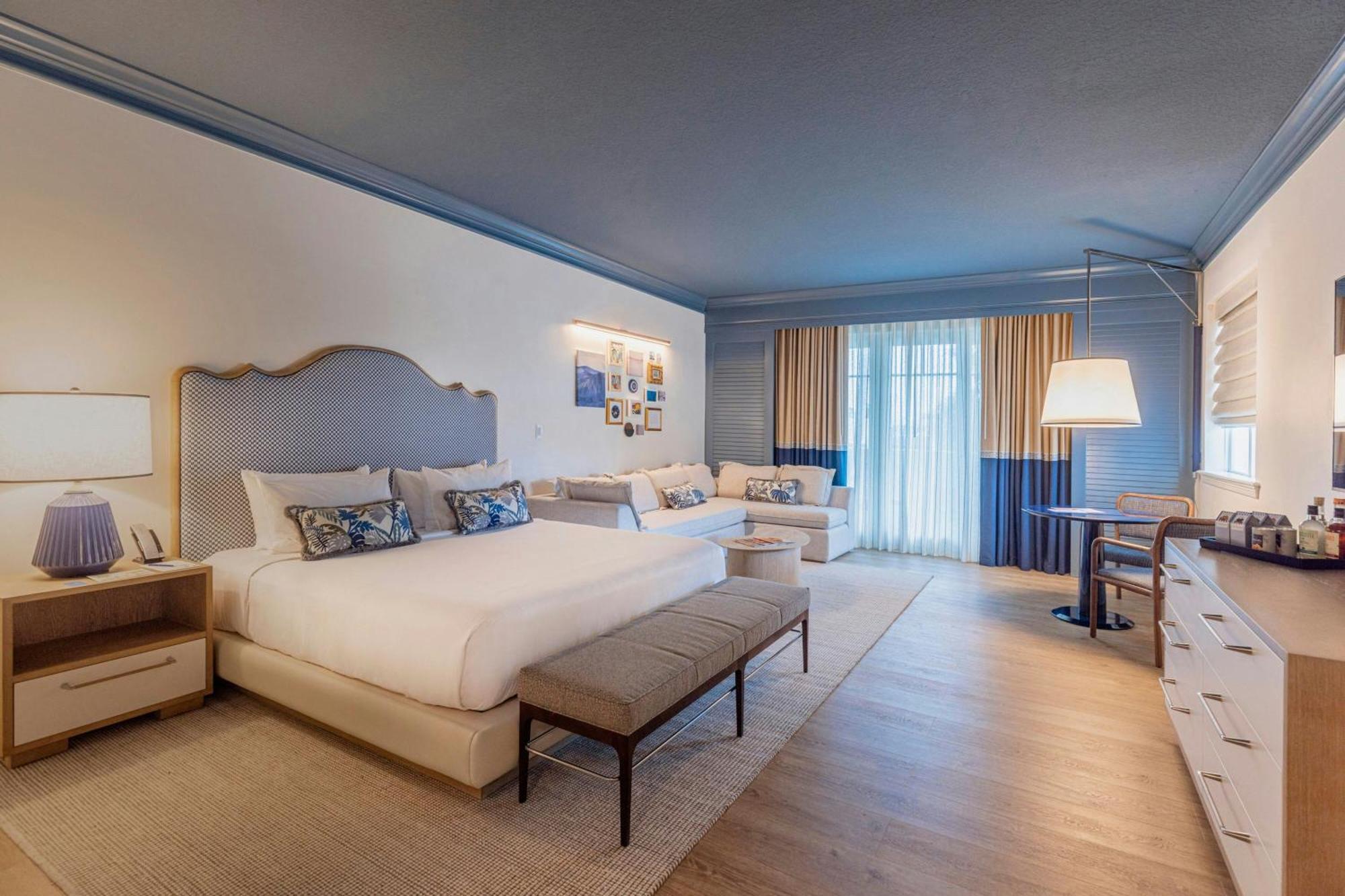 Deluxe King Room Sofa Bed City View