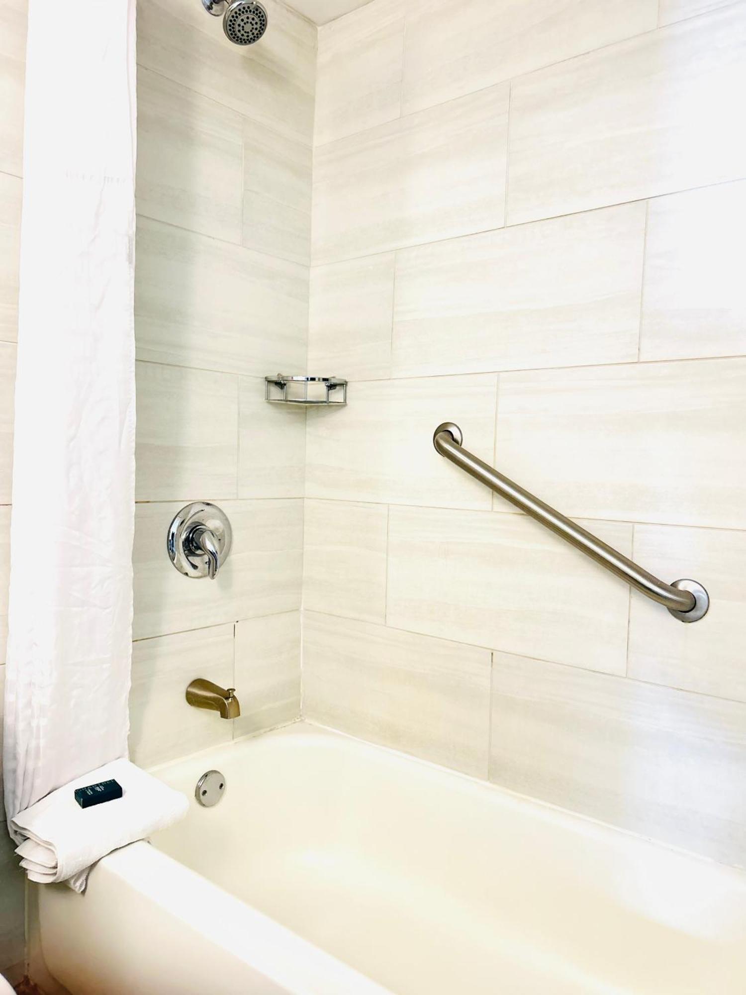 Chambre avec 2 Lits Queen-Size - Douche Accessible en Fauteuil Roulant - Accessible aux Personnes à Mobilité Réduite