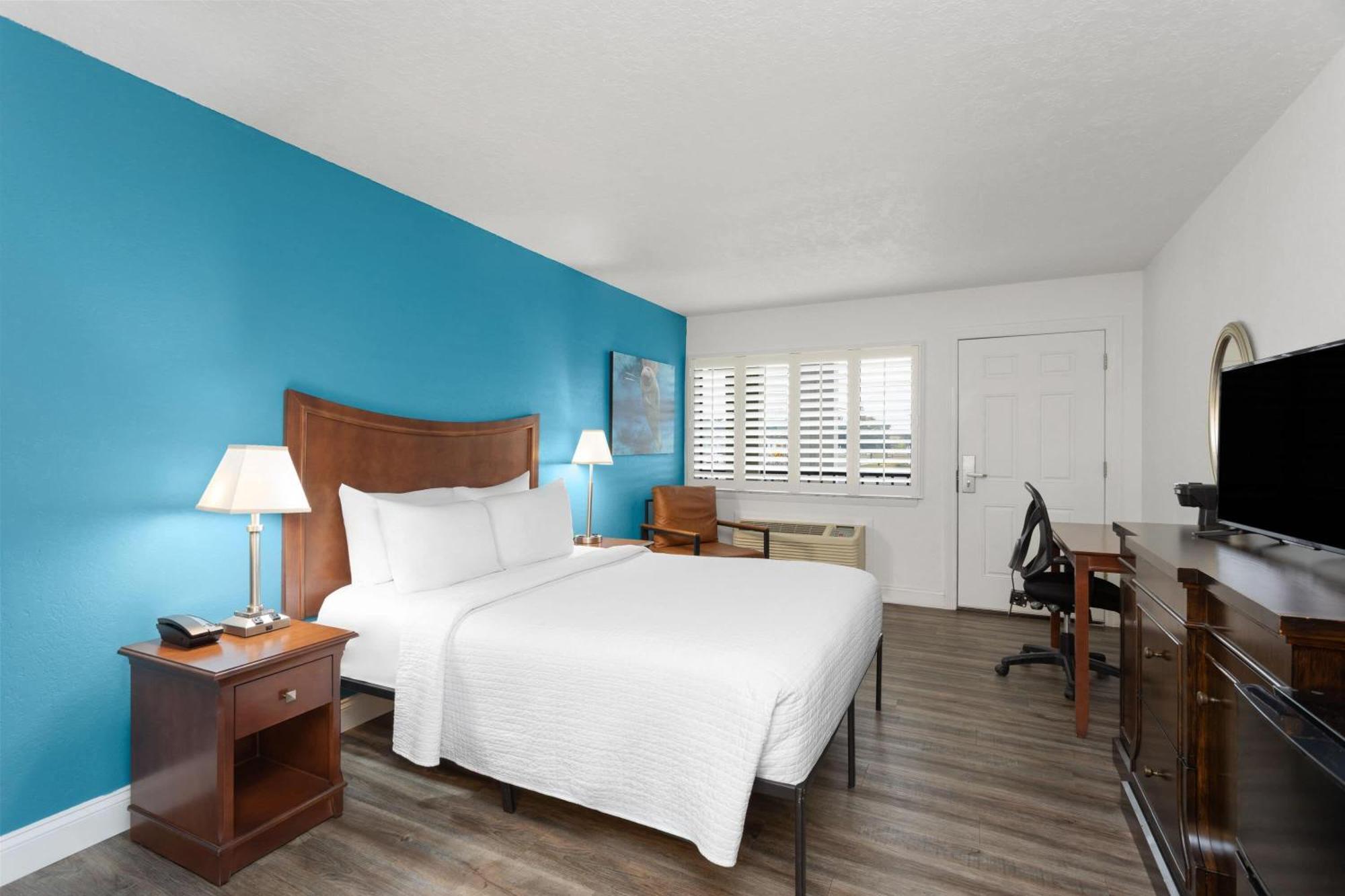 Deluxe Queen Room with Roll-In Shower - Mobility Accessible/Non-Smoking,1742861047:JPEG