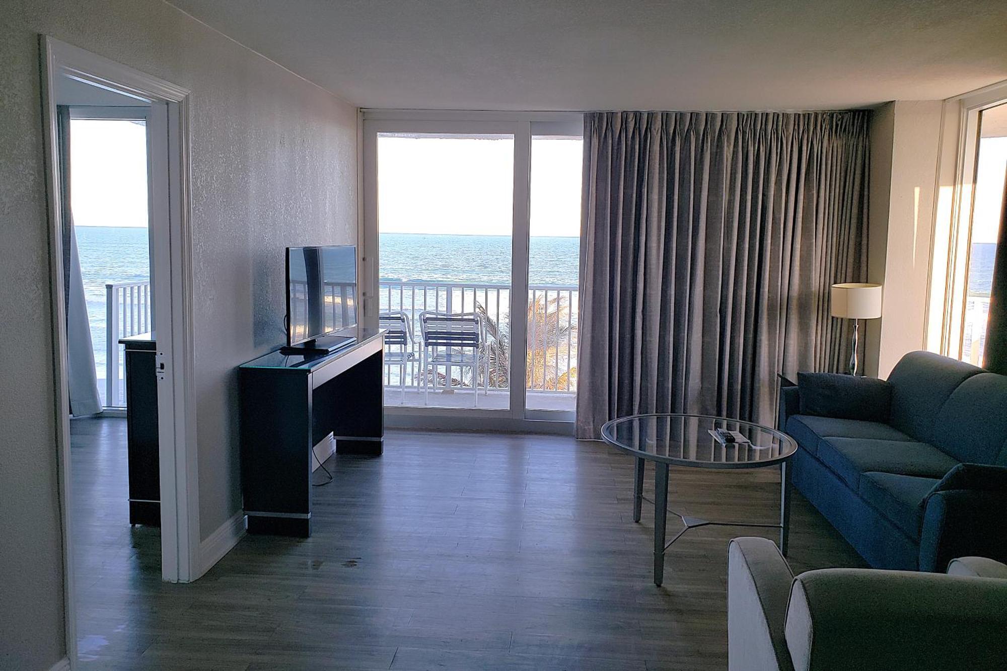 Oceanfront Premium Corner King Suite Sofa Bed over 550 sq ft Balcony