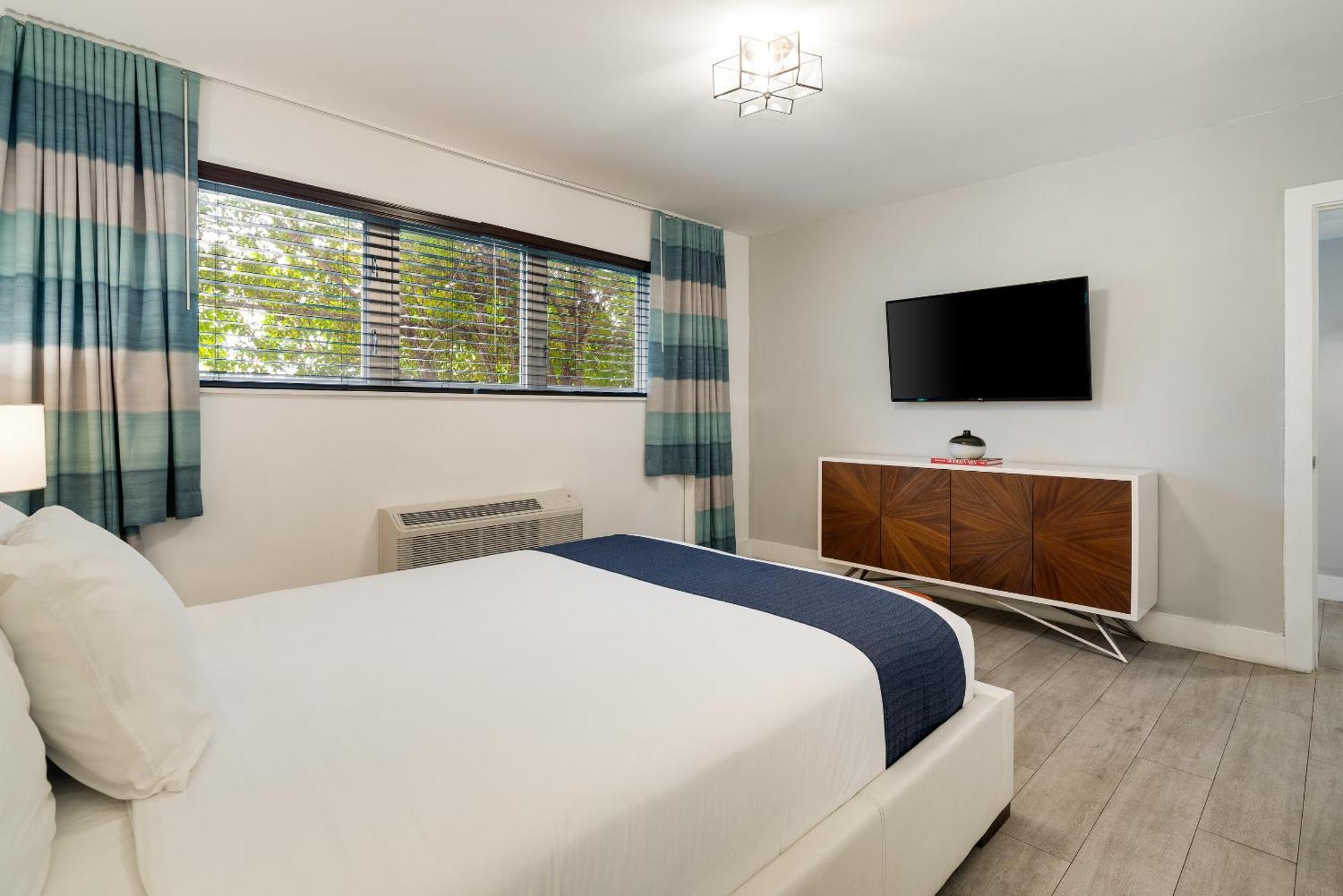 Deluxe One Bedroom Queen Suite,1746992832:JPEG