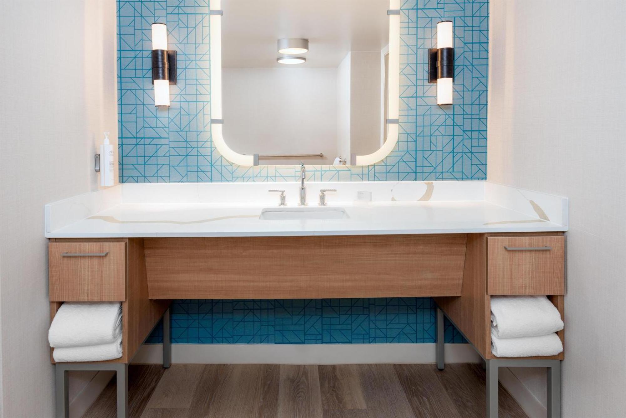 King Suite Accessible Tub Mobility Hearing Access or Non-Smoking,1758304938:JPEG