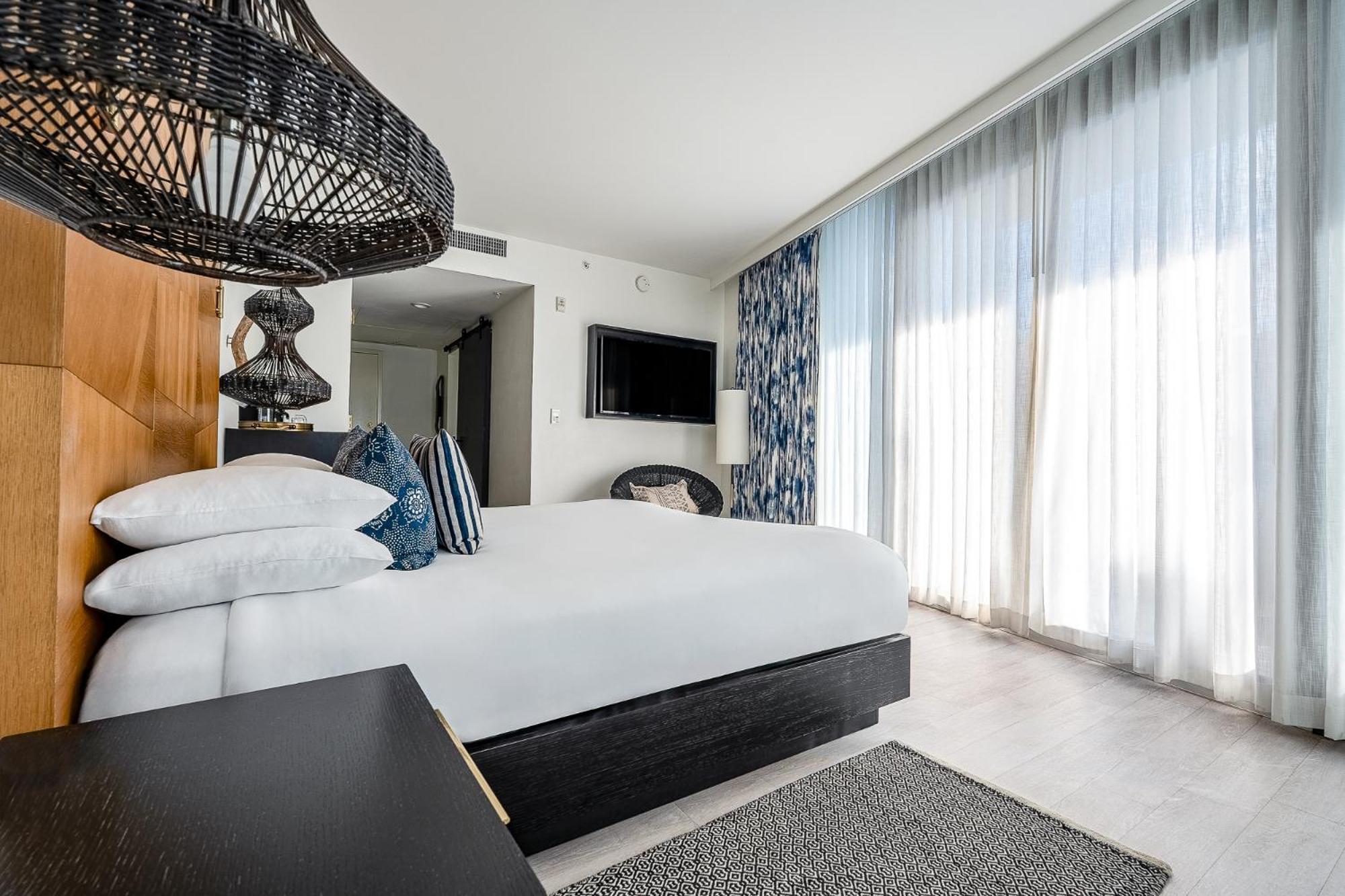 Prestige Corner Room with balcony - King Bed