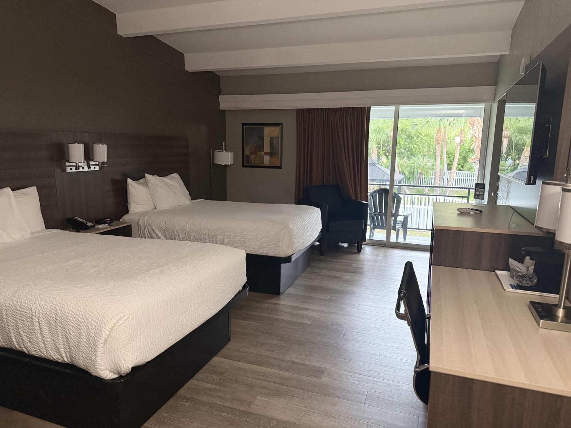 Deluxe Contemporary Double Room Two Double Beds Non-Smoking