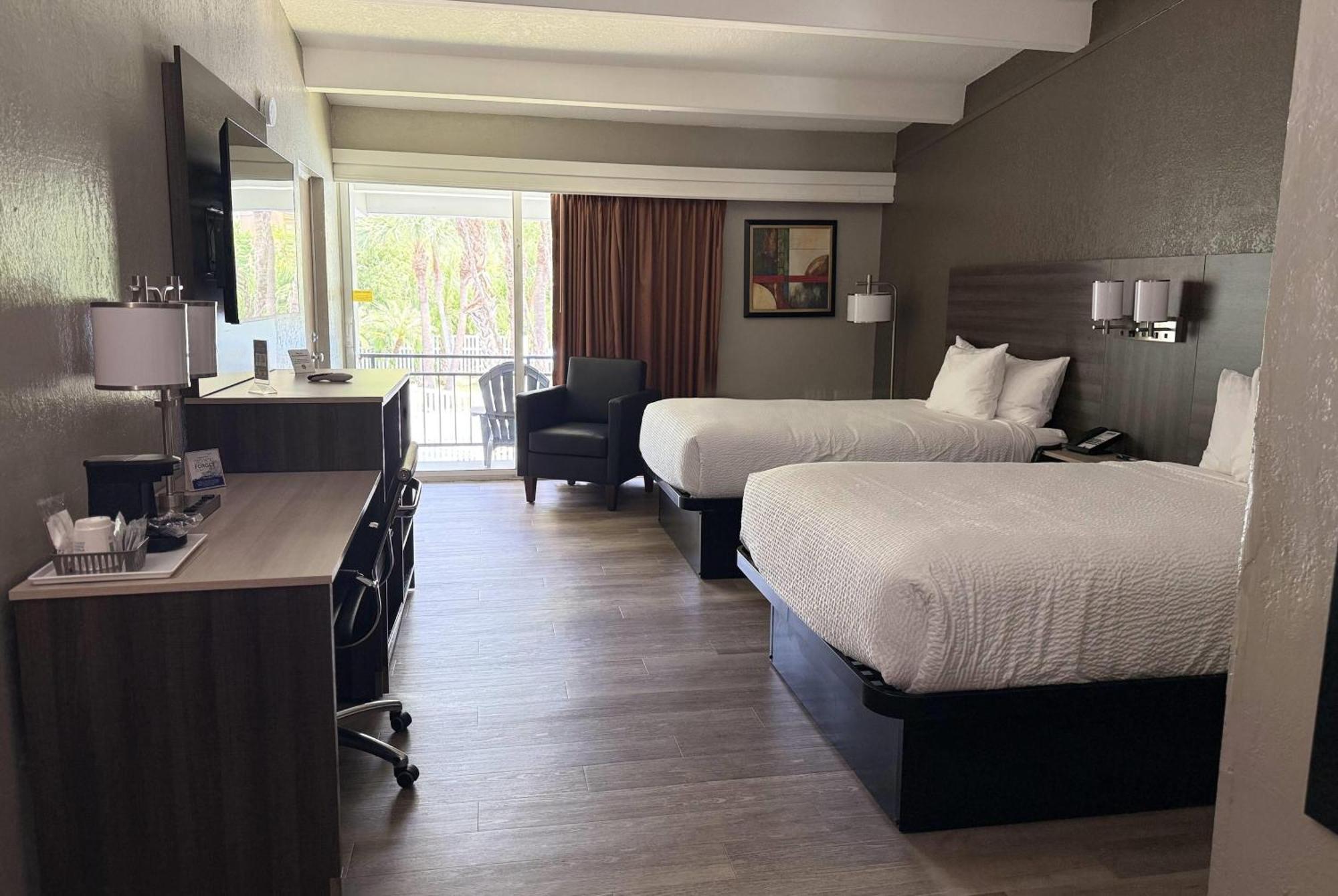 Deluxe Contemporary Double Room Two Double Beds Non-Smoking