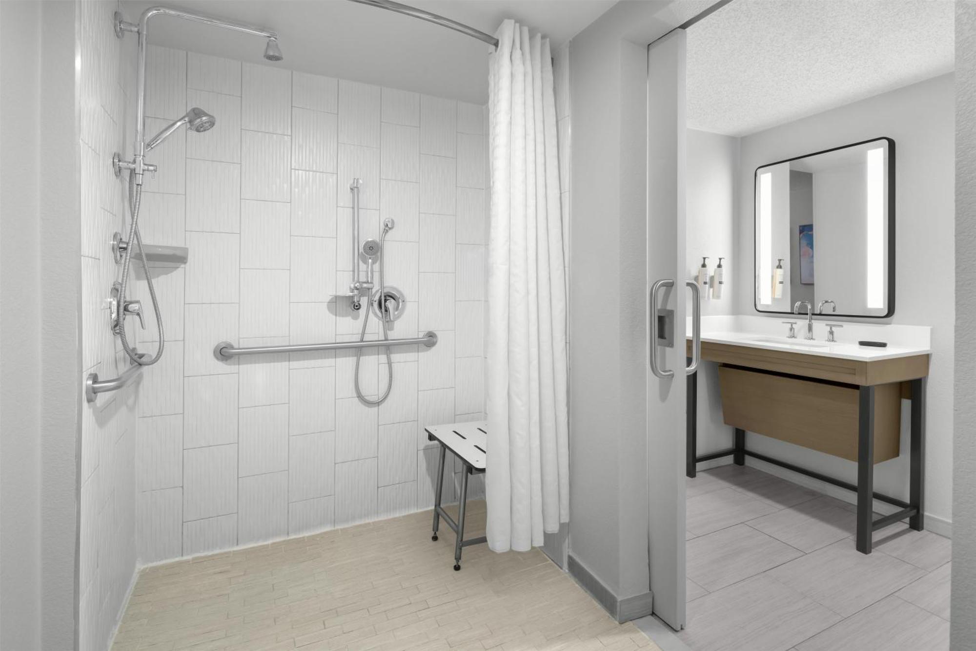Suite de 1 dormitorio con ducha a ras de suelo - 2 camas dobles - Adaptada para personas de movilidad reducida
