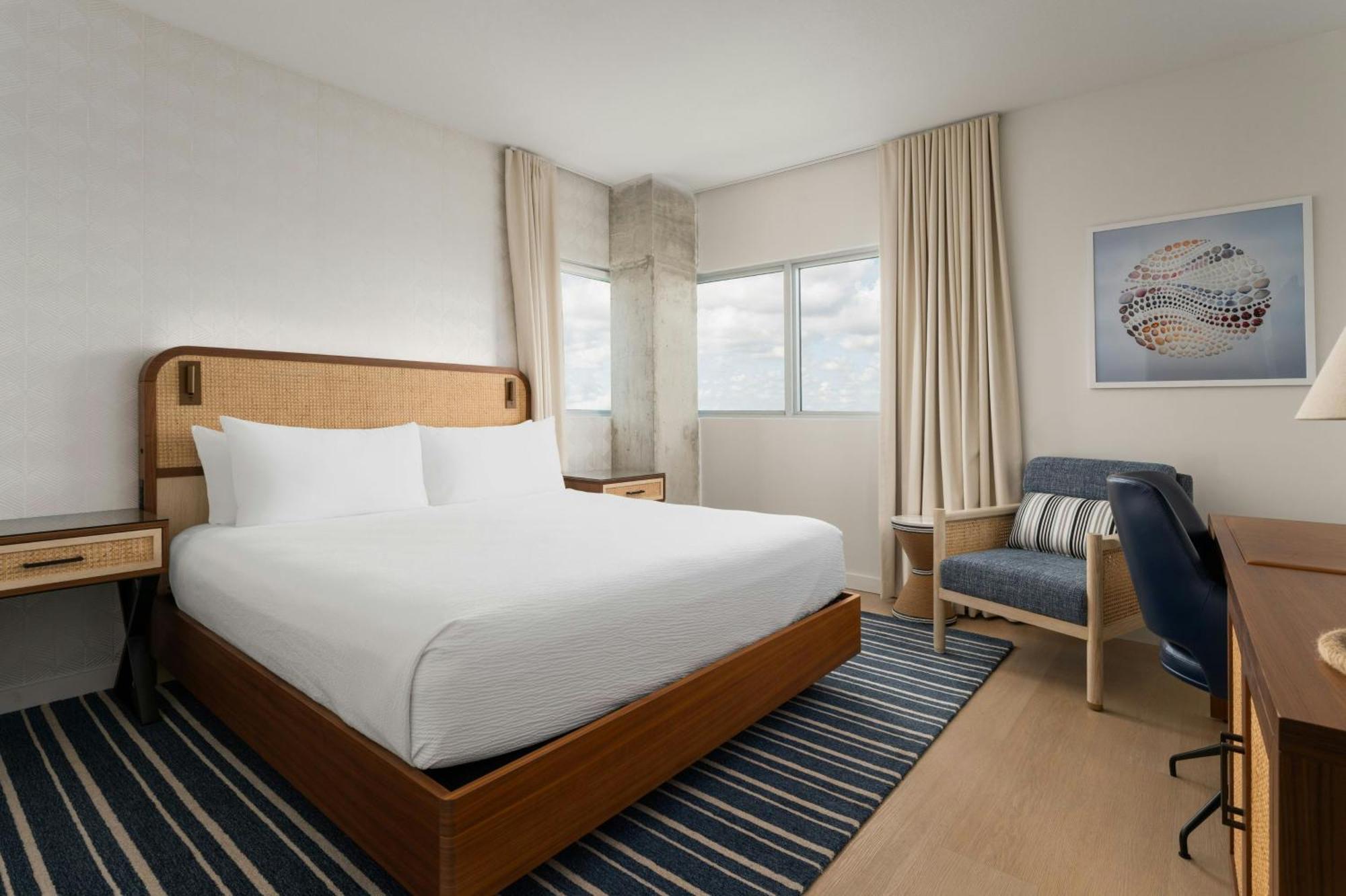 Suite con cama extragrande, balcón y sofá cama