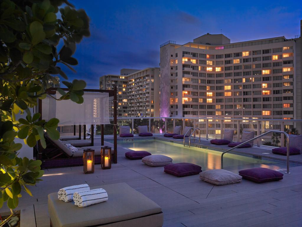 Signature Suite mit 1 Schlafzimmer, Kingsize-Bett, Küchenzeile und Balkon
