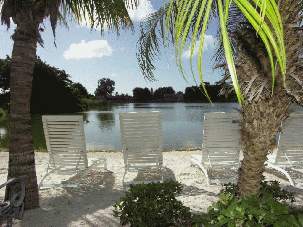 Two-Bedroom Queen Suite Lake View