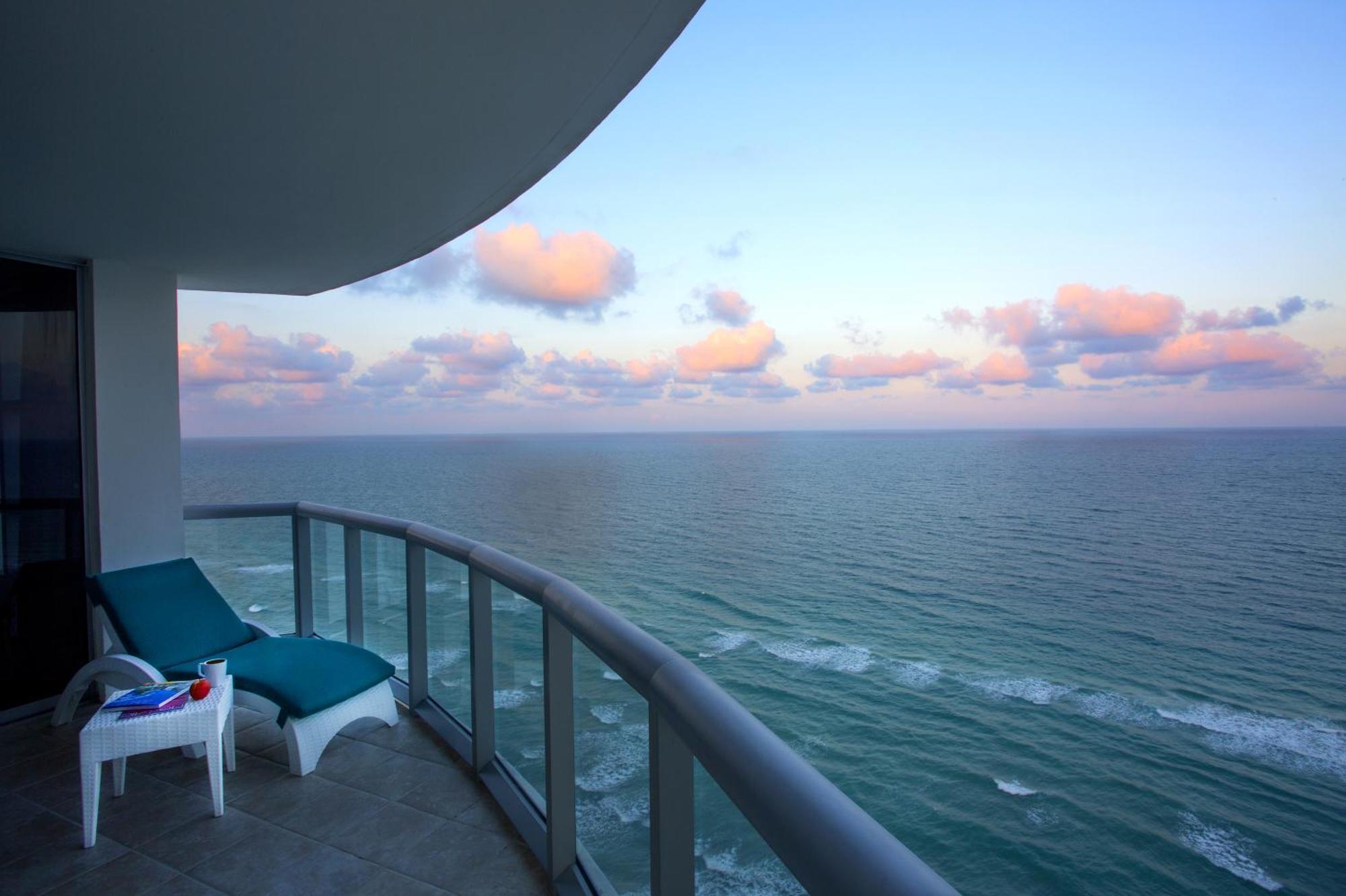 Deluxe One-Bedroom Oceanfront Suite,757929637:JPEG