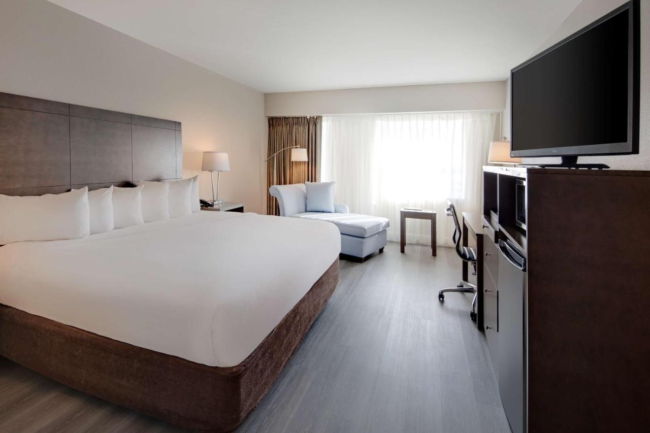 King Room with Mobility Accessible Tub - City View,762286264:JPEG