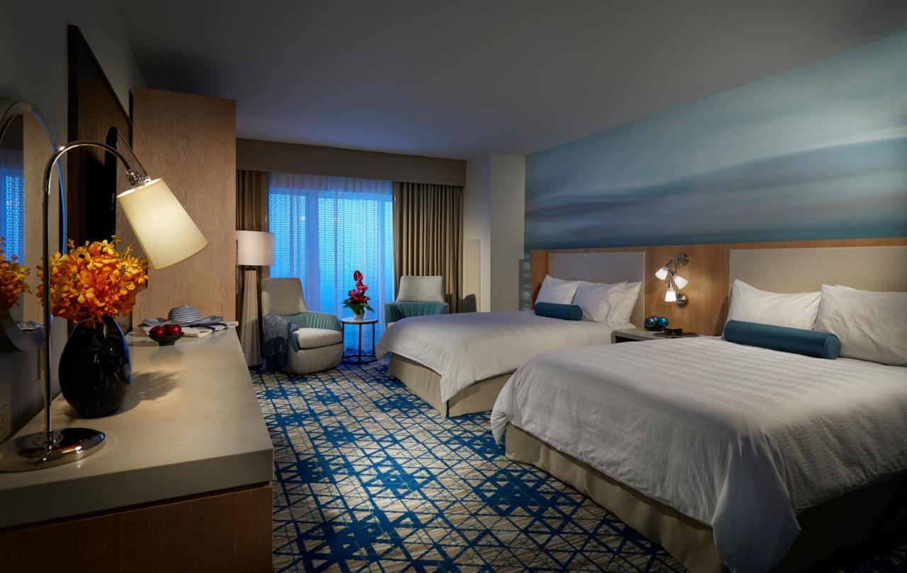 Deluxe Queen Room with Pool View