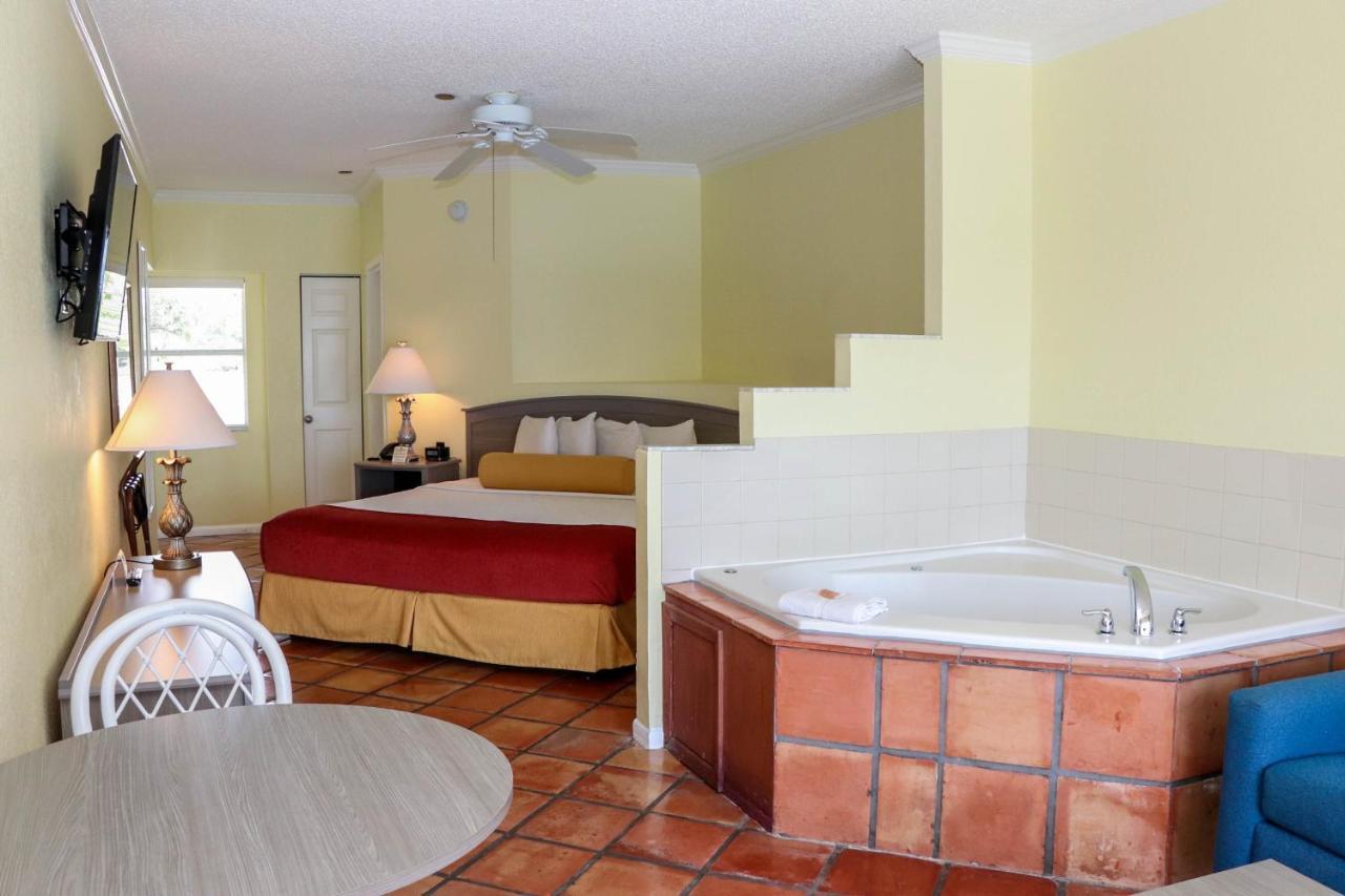 Deluxe King Suite,990964534:JPEG