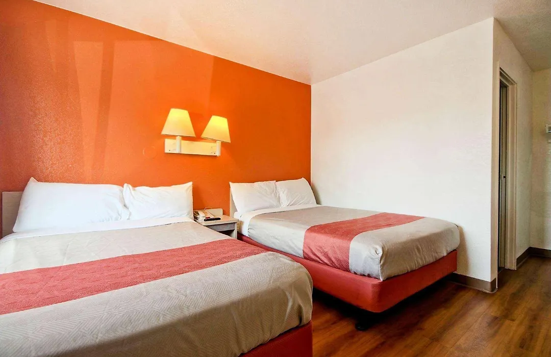 Travelodge By Wyndham Pompano Beach-1