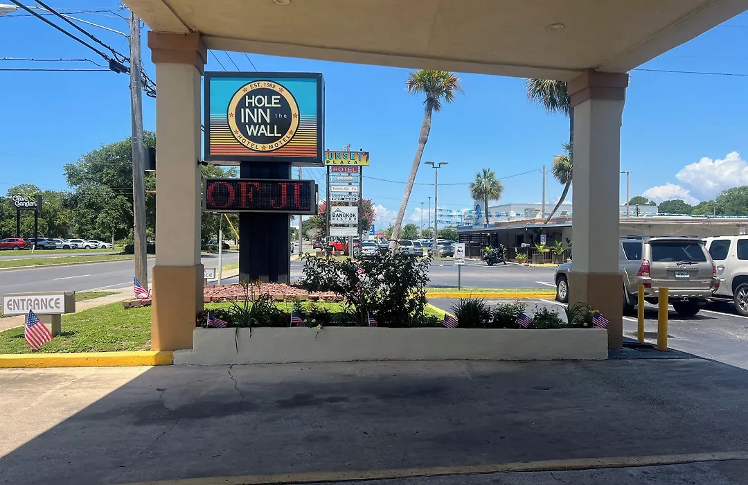 Hole Inn The Wall Hotel - Fort Walton Beach - Sunset Plaza - Nearby Beaches & Hurlburt-1
