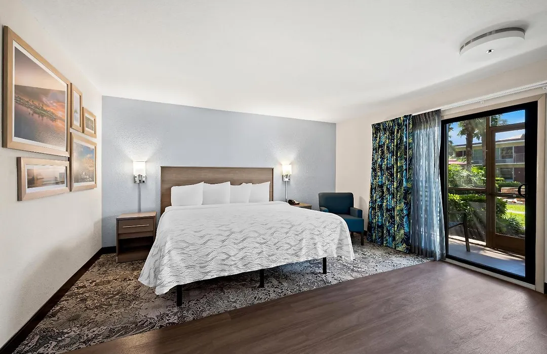 Red Roof Inn Plus+ & Suites Naples Downtown-5Th Ave S-1