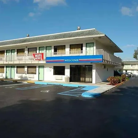 Travelodge By Wyndham Pompano Beach-2
