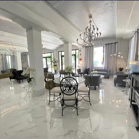 Modern Studio In Miami Beach-3