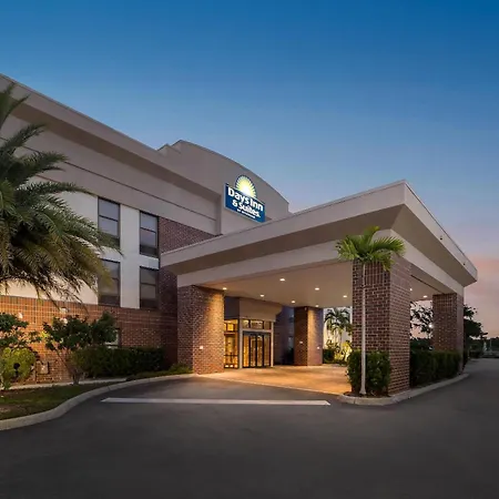 Days Inn & Suites By Wyndham Fort Myers Near Jetblue Park-2
