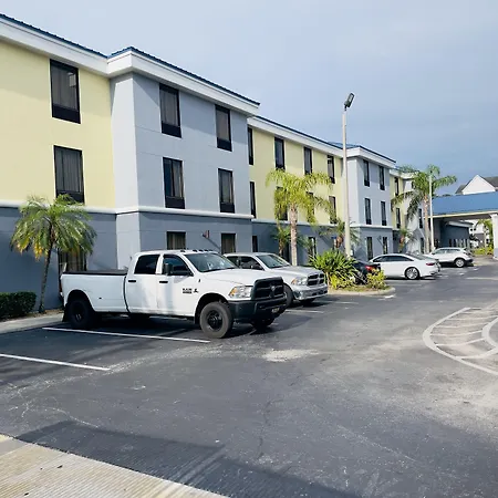 Days Inn & Suites By Wyndham Lakeland-3