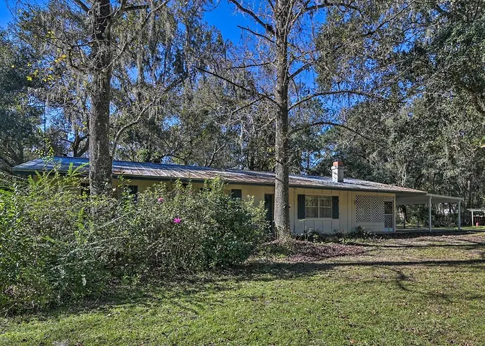 Pet-Friendly Brooksville Cottage W/ Fire Pit!