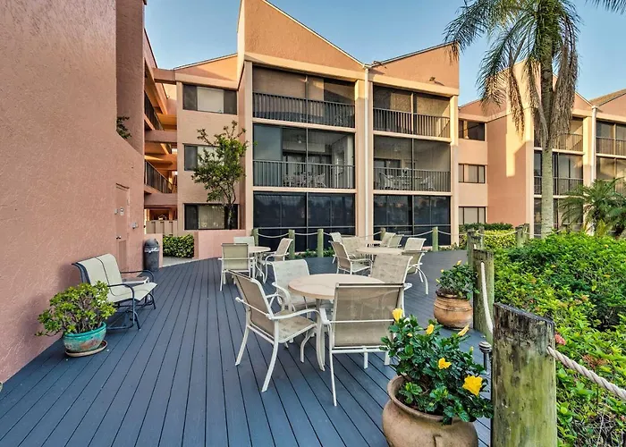 Burnt Store Marina Condo: Boat, Swim, Golf!