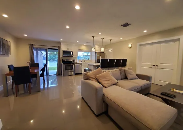 Lakefront Vacation Home - Sleeps 8