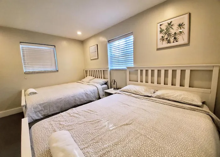 Lakefront Vacation Home - Sleeps 8