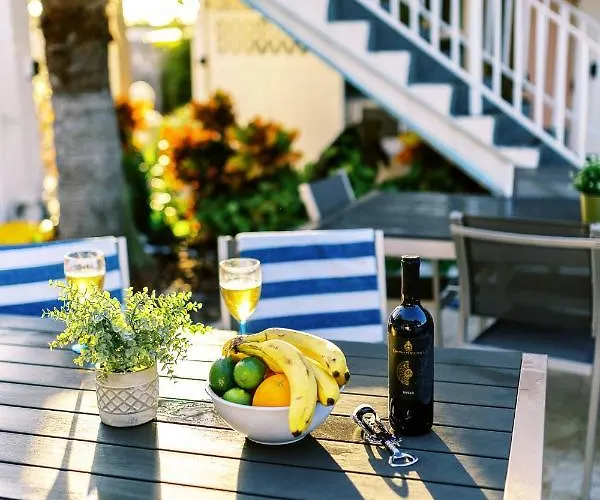 Beachside Gardens Apartments By Lowkl