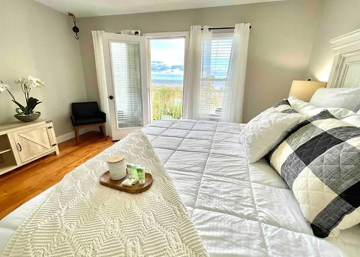 Luxurious Ocean View Getaway!! Entire Home!