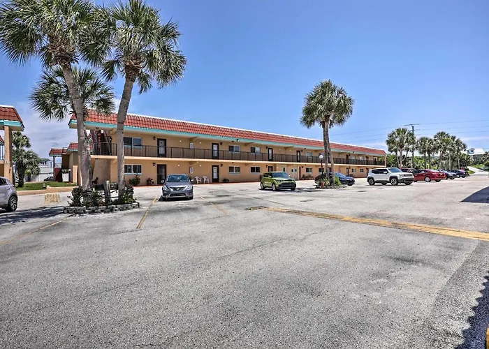 Walk To Crescent Beach: Condo W/ Pool Access