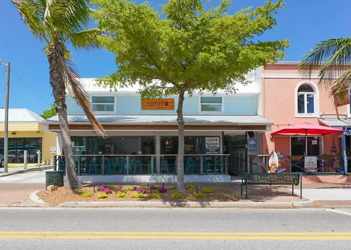 Siesta Key Village-Suite #3: A Block To The Beach!