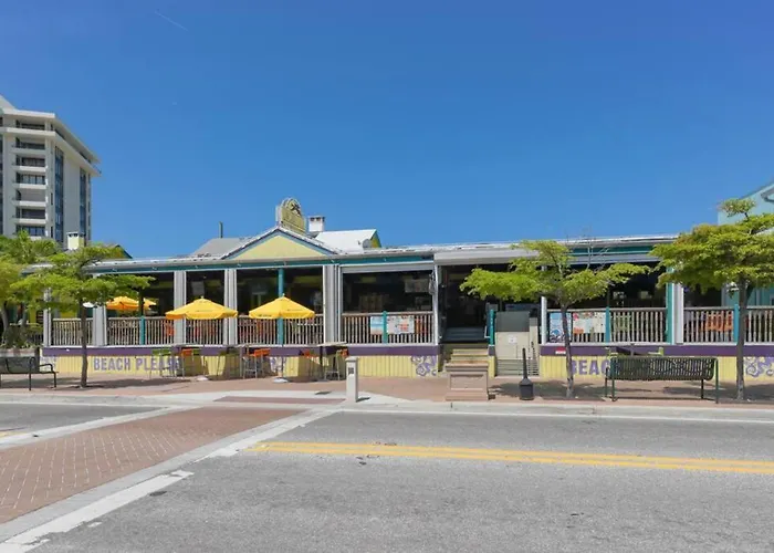 Siesta Key Village-Suite #3: A Block To The Beach!