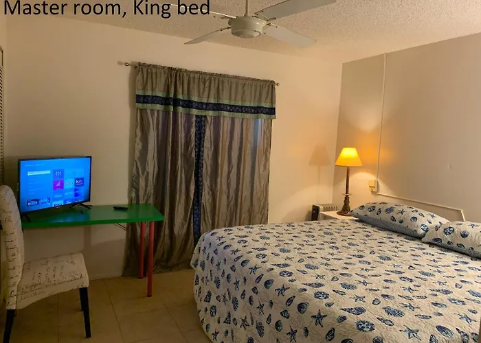 House 3Br 1-Bath, 8-Min From Indian Rocks Beach, Nice Park Thru Back Gate
