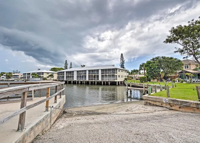 Jensen Beach Home: Walk To Beach Access!