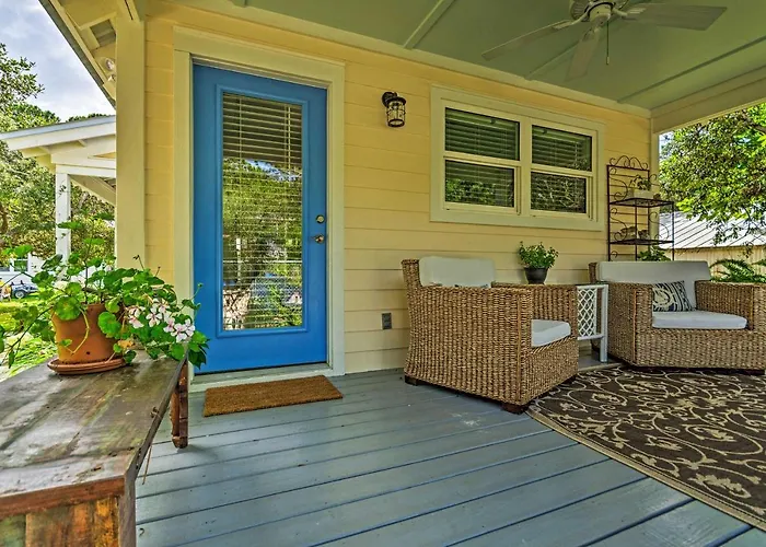 Tropical Studio: 1/4 Mi To Public Beach Access!