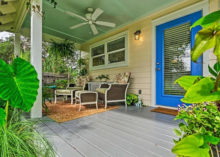 Tropical Studio: 1/4 Mi To Public Beach Access!