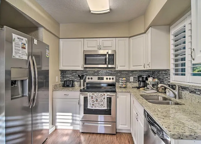 4 Mi To Indian Rocks Beach! Home W/ Screened Lanai