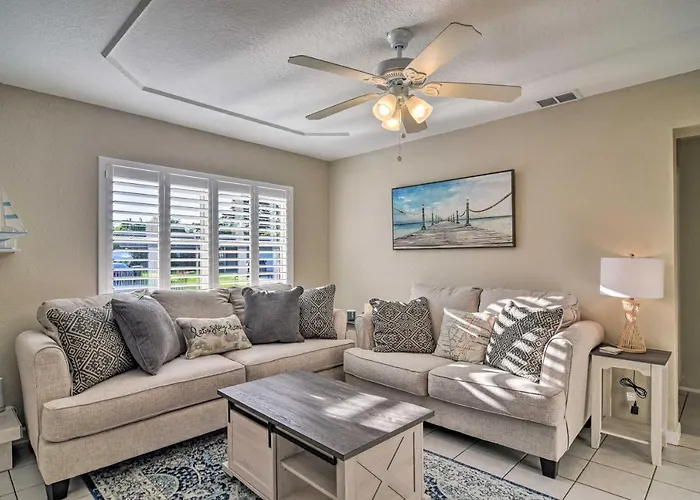 4 Mi To Indian Rocks Beach! Home W/ Screened Lanai