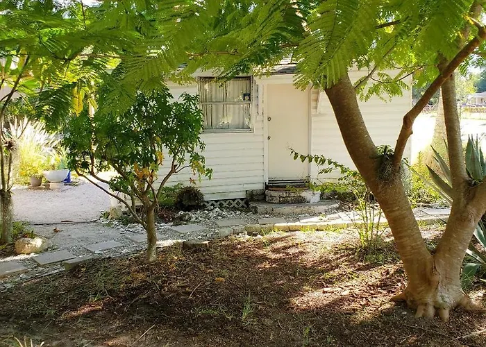 1 Beige Cozy Bungalow Or 1 White Cozy Efficiency Cottage In Titusville