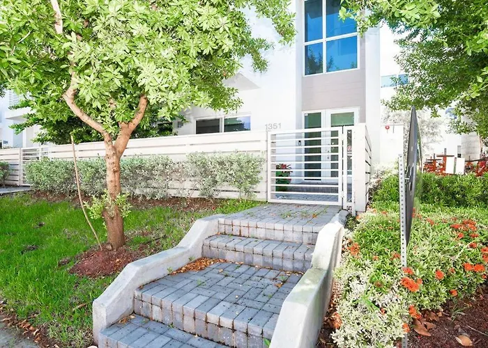 Across The Ocean Few Steps To Beach Contemporary Three Bedroom Townhouse