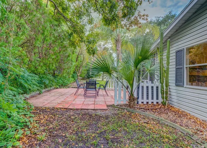 Peaceful Lady Lake Home W/ Screened-In Porch!