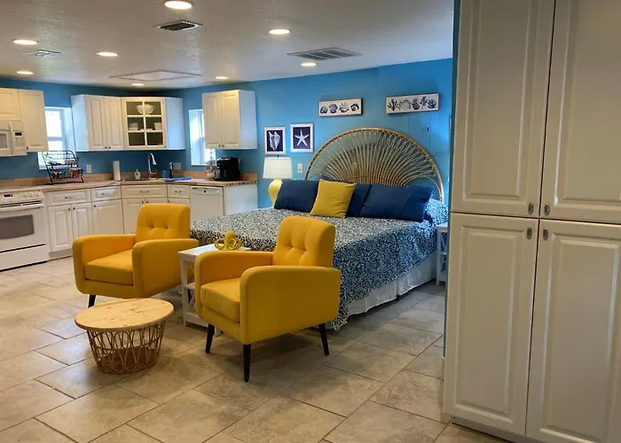 3Gulls Inn Ozona-Boutique Hotel-Steps From Restaurants & Brewery-Swimspa Pool-Pet Friendly