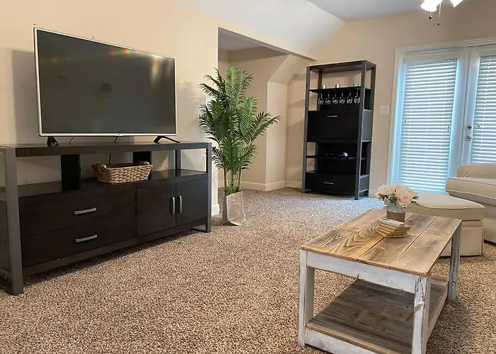 Adorable Private 1-Bedroom Studio On Mini-Farm.