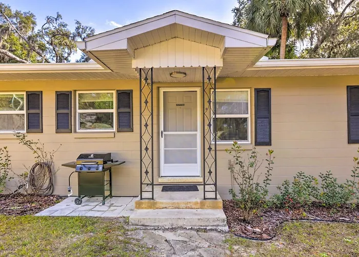 < 1 Mi To Lake Weir: Quiet Summerfield Getaway