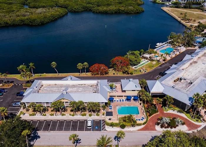 Tampa Bay, Beach Step Away, Wifi, Free Parking,Pools, Jacuzzi