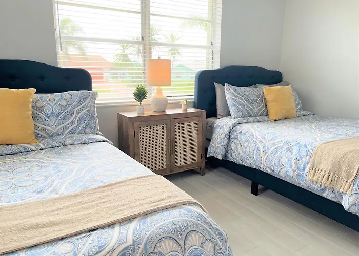 Beautiful Modern Home In Jensen Beach With Heated Pool Near Downtown And Beaches